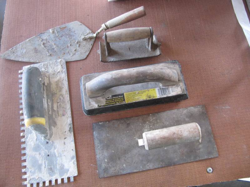 lot 2225 image: 5 CONCRETE AND TILE TOOLS