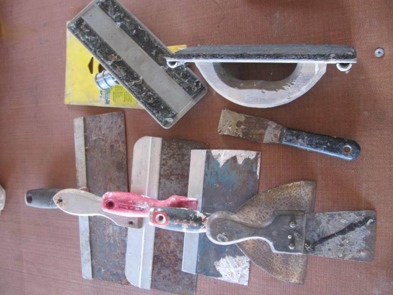 lot 2226 image: 9 ASSORTED TOOLS INCLUDES 6 MUDDINGPUTTY  KNIFES
