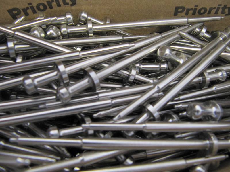 lot 2242 image: BRIGHT DUPLEX NAILS  6LB.  400 PIECES   3 LONG