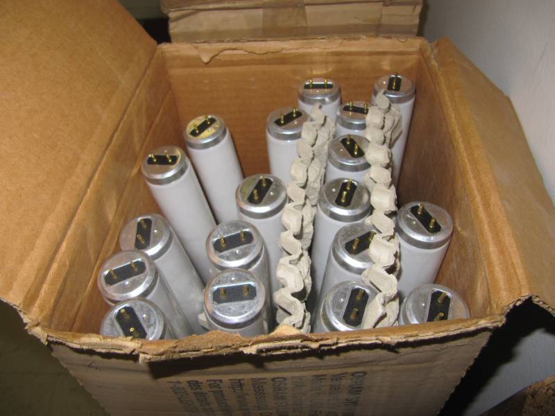 lot 2248 image: 18 SYLVANIA FLORESCENT 4 FOOT BULBS IN BOX