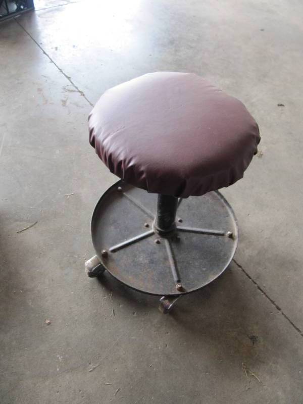 lot 2135 image: MECHANICS ROLLING WORK STOOL