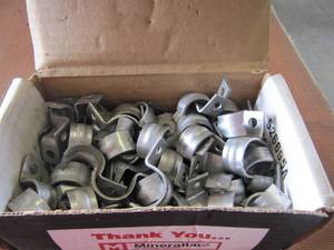 lot 516 image: MINERALLAR FASTENING SYSTEM BOX OF 100 MINE 45 MIN-E-CLIP ONE HOLE STRAP