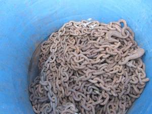 lot 505 image: 55 Gallon Drum Full of Approx 45   EST  8  L  Single Hook Chains