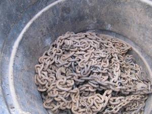 lot 506 image: 55 Gallon Drum Full of Approx 45   EST  8  L  Single Hook Chains Black drum