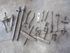 lot 605 image: LARGE ASSORTMENT OF LARGE,SMALL, MEDIUM  GEAR PULLERS