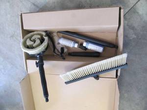 lot 610 image: NEW BRIGGS & STRATTON BRUSH KIT MODEL #019390 FOR CLEANING VEHICLES