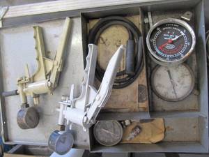 lot 611 image: VACUUM GAUAGES & FUEL PUMP PRESSURE GAUGES