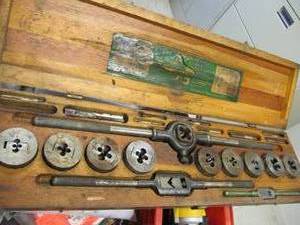 lot 1975 image: LITTLE GIANT ADJUSTABLE DIE SCREW SET