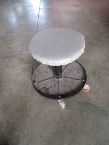 lot 2134 image: MECHANICS  ROLLING WORK STOOL