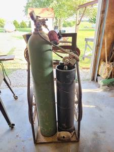 lot 29352 image: Acetylene Torch With Cart