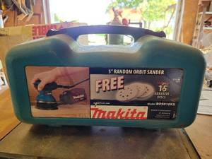 lot 29362 image: Makita 5in Random Orbit Sander BO5010KX
