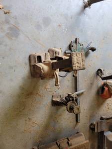 lot 29390 image: 4 Assorted Jacks