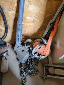 lot 29394 image: (2) Manual Hoists