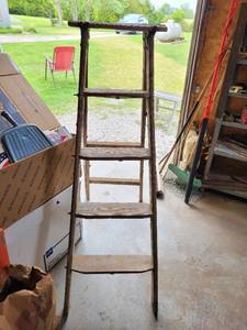 lot 29459 image: 5ft Wood Ladder
