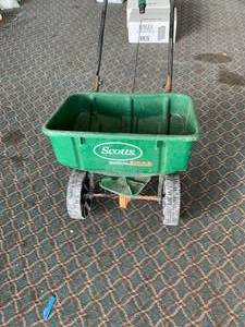 lot 1116 image: Lawn seedfertilizer spreader