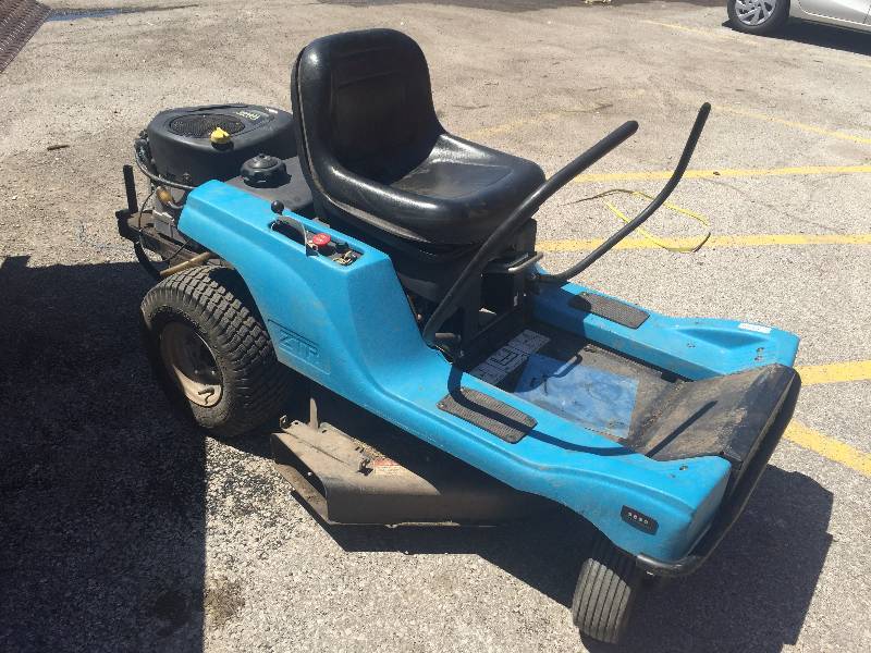 lot 8201 image: DIXON ZERO TURN WITH BRIGGS & STRATTON INTEK 13.5 HP