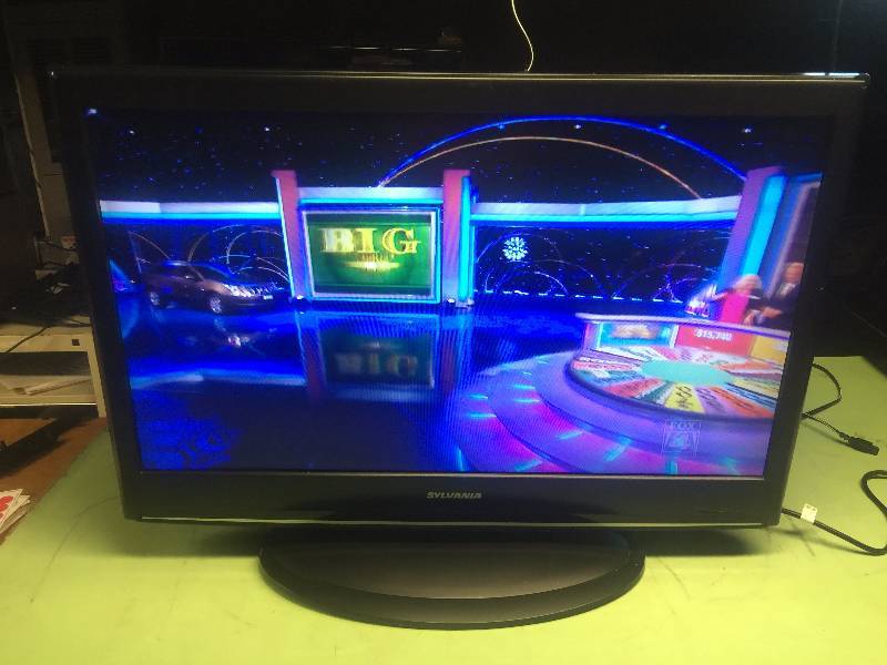 lot 1004 image: 32 SYLVANUA LCD HDTV