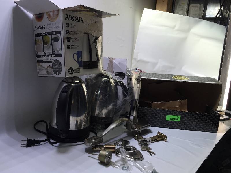 lot 1051 image: 2 ELECTRIC KETTLES & HOMESTEAD HANDLESET