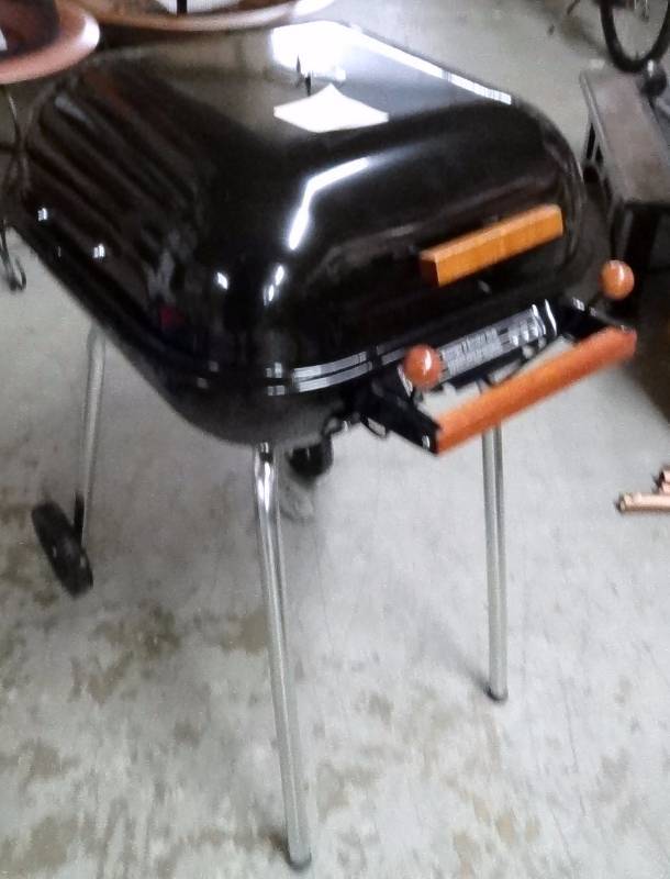 lot 3293 image: Meco Swinger Square Charcoal Grill