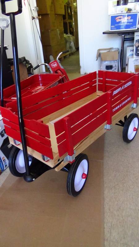 lot 3287 image: Radio Flyer Town and Country Wagon