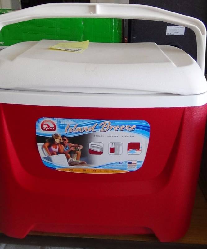 lot 3209 image: Igloo Island Breeze Cooler, 28-Qt.