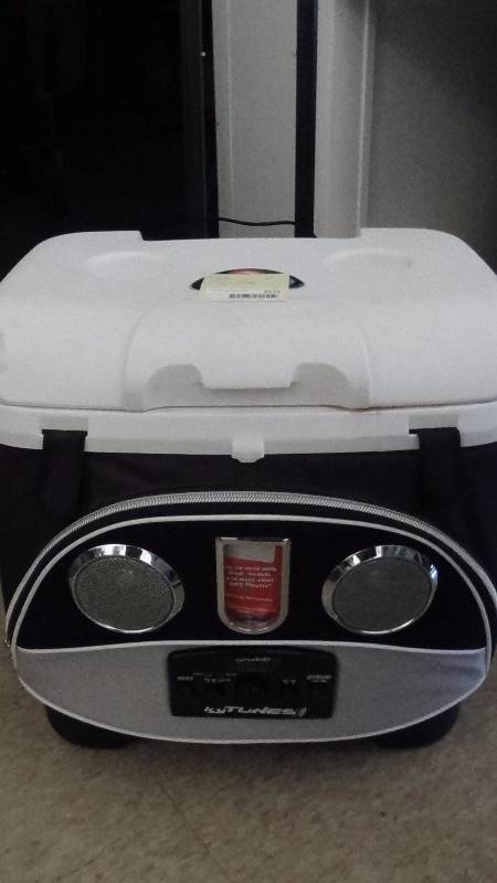 lot 3273 image: Igloo Cool Fusion 40 Ice Tunes