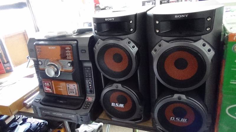 lot 3233 image: Sony Muteki Stereo System with iPod Dock