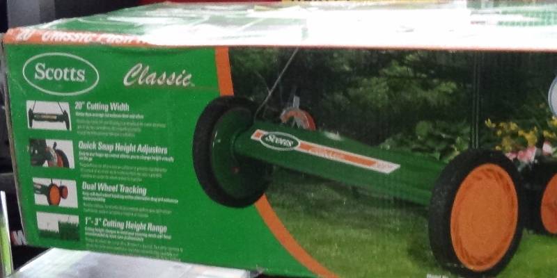 lot 3168 image: Scotts 2000-20 20-Inch Classic Push Reel Lawn Mower