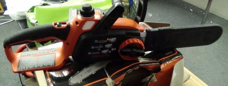 lot 3280 image: BLACKDECKER 20V Max Lithium Ion Chainsaw, 10-Inch
