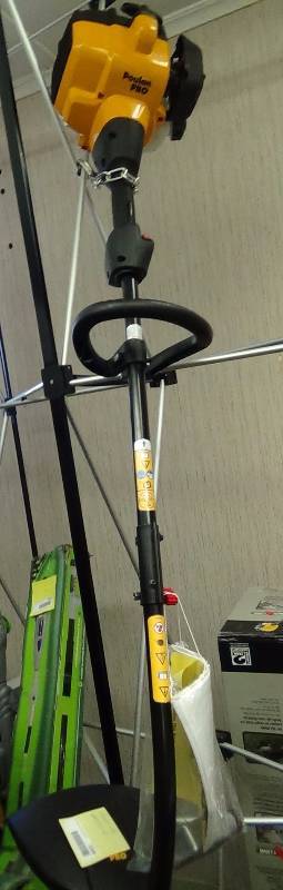 lot 3269 image: Poulan Pro  28cc Curved Shaft String Trimmer, 16