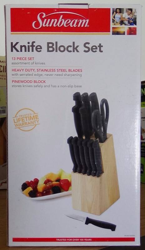 lot 3223 image: Sunbeam 13-Piece Knife Set with Pinewood Block