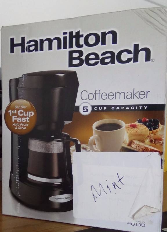 lot 3217 image: Hamilton Beach Coffee Maker with Glass Carafe, 5-Cup
