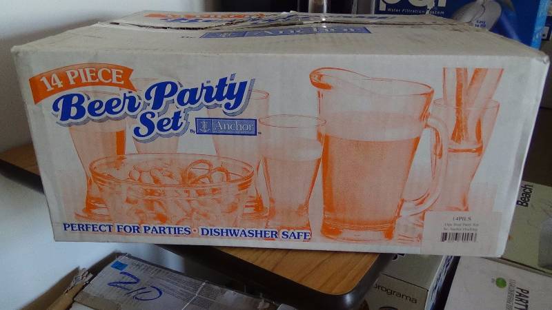 lot 3210 image: Anchor Hocking 14-Piece Beer Party Set