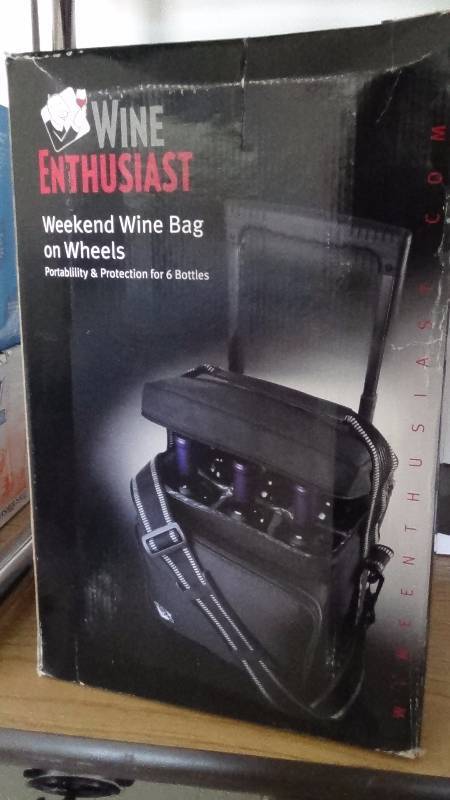 lot 3213 image: Wine Enthusiast Weekend Wine Bag