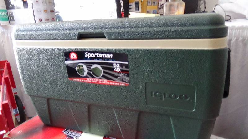 lot 3244 image: Igloo Sportsman Cooler