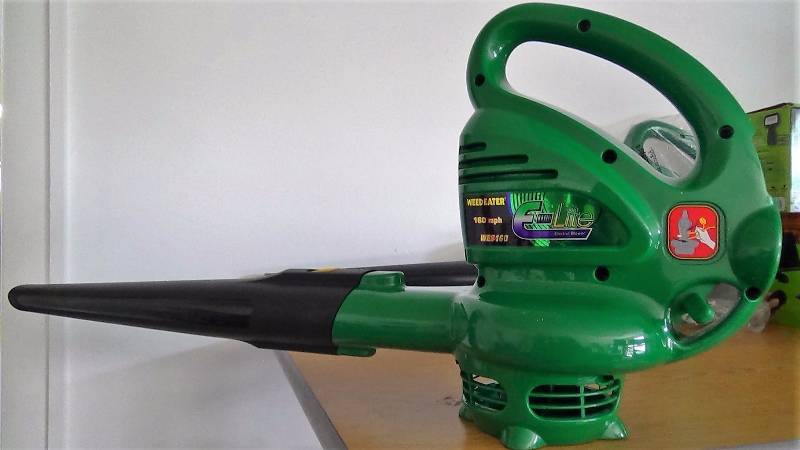 lot 2760 image: Weed Eater WEB160 7.5 Amp 160 mph Electric Blower