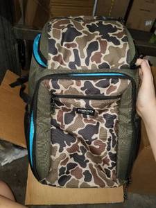 lot 3955 image: Igloo Gizmo 30-Can Backpack