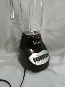 lot 12473 image: BLACK AND DECKER BLENDER