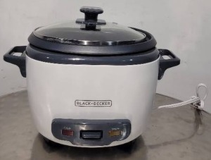 lot 89222 image: BLACKDECKER Rice Cooker, 6-cup, White
