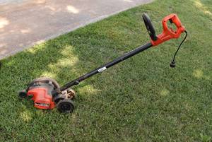 lot 6028 image: Edge Hog Electric Lawn Trimmer  Black & Decker