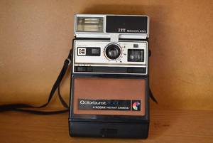 lot 6050 image: Vintage Kodak Colorburst 100 Instant Camera with ITT Magicflash