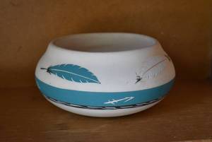 lot 6054 image: Vintage SouthwesternNative American Style Pottery Bowl  Signed  Feather Design  7.5x 3.5