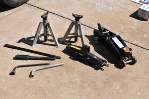 lot 6070 image: Lot of Hydraulic Jacks