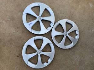 lot 6102 image: Lot of 3 Toyota Hubcaps  16