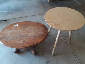 lot 7011 image: Lot of 2 Round Tables  End Table and Coffee Table