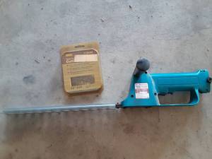lot 7018 image: Makita 300mm Cordless Hedge Trimmer