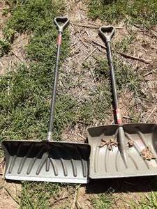 lot 7036 image: Lot of 2 Snow Shovels