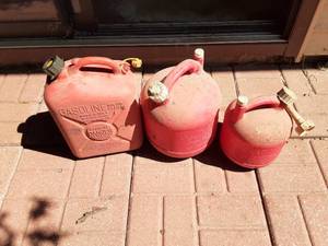 lot 7040 image: Lot of 3 Gas Cans