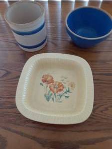 lot 7085 image: Vintage Lot of 3 Stoneware Cocks and Dish  Treasure Craft