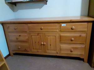 lot 8038 image: Light Blond Wood 9-Drawer Dresser